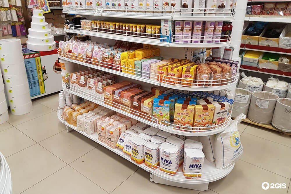 Стеллажи магазина с продуктами